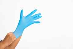 女人穿把手蓝色的橡胶乳胶手套