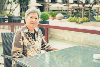 亚洲老女人休息放松阳台阳台上了年纪的