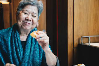 亚洲上了年纪的<strong>高级</strong>老女人吃面包<strong>餐厅</strong>