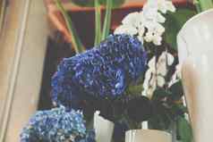 蓝色的绣球花花花束群花瓶