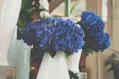 蓝色的绣球花花花束群花瓶