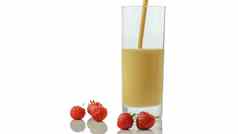 草莓酸奶玻璃新鲜的草莓孤立的白色特写镜头乳制品产品