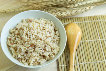 棕色（的）大米白色碗木表格健康食物内容