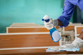 关闭手手套消毒桌子上洗手液教室清洁灰尘表格表面布消毒液喷雾保护冠状病毒科维德感染