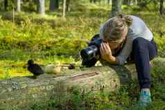 年轻的女孩需要图片可爱的小鸭森林学习拍摄孩子们实习自然年轻的女孩学习照片