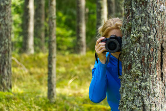 年轻的女人徒步旅行树采取图片相机中间年龄女人摄影师采取图片秋天森林自然摄影