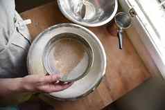 女烹饪围裙初步整理面粉金属碗