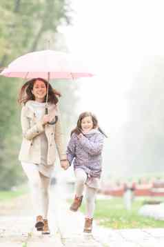 妈妈。女儿伞走公园