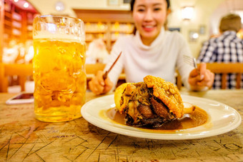 可爱的女孩喝啤酒猪肉关节皇家啤酒屋啤酒