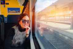 年轻的女人旅行视图坐着火车