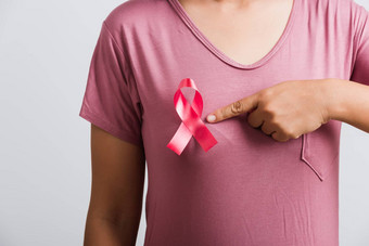 女人穿粉红色的衬衫指出手指粉红色的乳房癌症战争