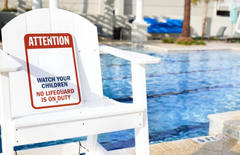 安全信息标志在户外游泳池