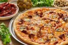 披萨蘑菇奶酪罗勒叶子铝披萨