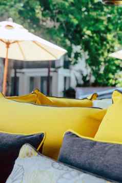 关闭黄色的织物沙发垫子装修热带度假胜地