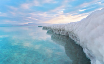 沙子完全覆盖水晶盐冰雪海岸死海绿松石蓝色的水天空彩色的早....太阳距离典型的风景一个博吉克海滩以色列