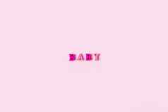 词婴儿使木信苍白的粉红色的背景横幅设计婴儿淋浴概念照片最小的背景beeautiful装饰的地方文本孤立的粉红色的背景