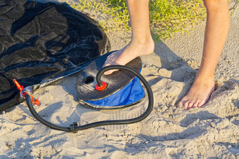 男人。空气脚泵泵充气床垫空气床上桑迪海滩脚膨胀空气床垫脚泵沙子