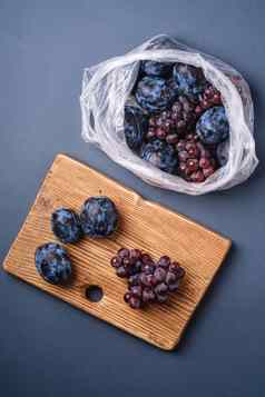 新鲜的成熟的李子水果葡萄浆果塑料袋包