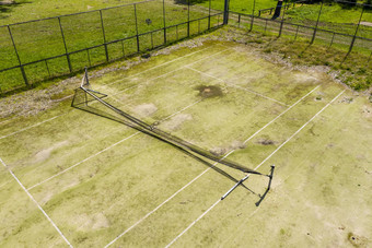未使用的网球法院公共公园小区域