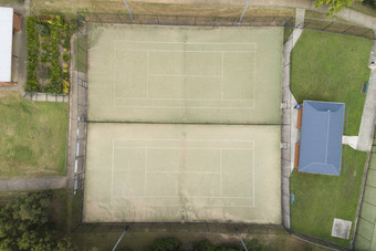 空中视图网球法院小区域小镇