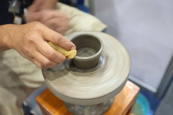 概念陶瓷车间男人。扔粘土碗陶器的轮
