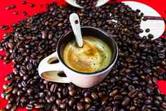 咖啡杯烤咖啡豆子红色的背景咖啡