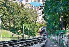 电缆缆索选择乘客较低的站包围夏天绿色公园城市建筑