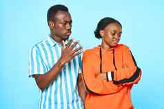 年轻的夫妇沟通情绪冲突非洲外观