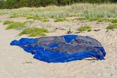 拆卸蓝色的帐篷桑迪海滩海岸冒险旅行概念复制空间帐篷阳光明媚的一天波罗的海海海滩艾尼亚岛