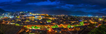 全景前视图场景古老的丽江小镇《暮光之城》