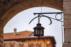 古老的灯笼中世纪的建筑