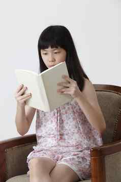 女孩阅读书