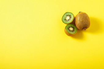 猕猴桃水果一半切片充满活力的平原黄色的背景