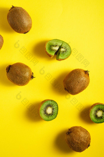 猕猴桃水果一半切片黄色的背景前视图平躺