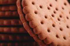 巧克力三明治饼干奶油粉红色的背景