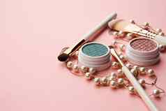 眼影配件珠子化妆刷集合专业化妆品粉红色的背景