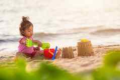 可爱的女孩玩沙子玩具沙子工具