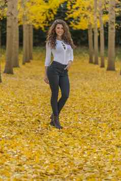 浅黑肤色的女人模型秋天树叶