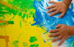 孩子们的手水彩画纸板染色水彩油漆类孩子们
