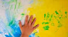 孩子们的手水彩画纸板染色水彩油漆类孩子们