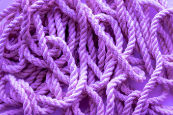 海绳子晾衣绳特写镜头背景纹理<strong>淡紫色背景</strong>