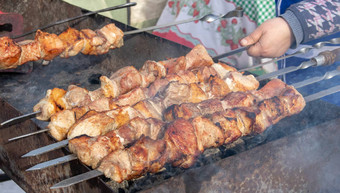 传统的俄罗斯烤羊肉串烧烤串肉扦烹饪户外活动肉串