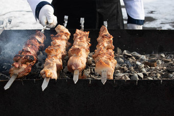 传统的俄罗斯烤羊肉串烧烤串肉扦烹饪户外活动肉串