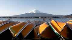视图富士富士山黄色的船清晰的天空