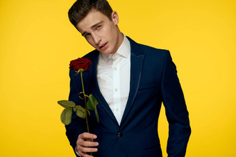 绅士经典西装黄色的背景红色的玫瑰浪漫