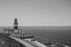 黑色的白色灯塔前面海洋很多复制空间