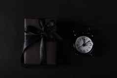 礼物盒子包装黑色的纸黑色的弓丝带黑色的