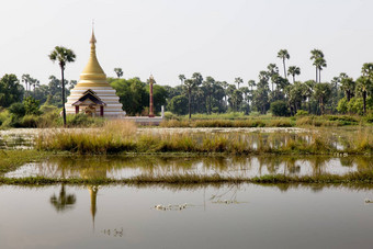 Inwa岛曼德勒缅甸佛塔寺庙景观反映了水