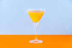 新鲜的橙色汁玻璃橙色表面光蓝色的背景