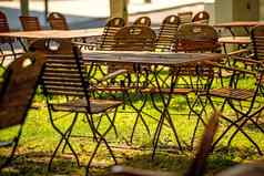 空椅子桌子花园餐厅